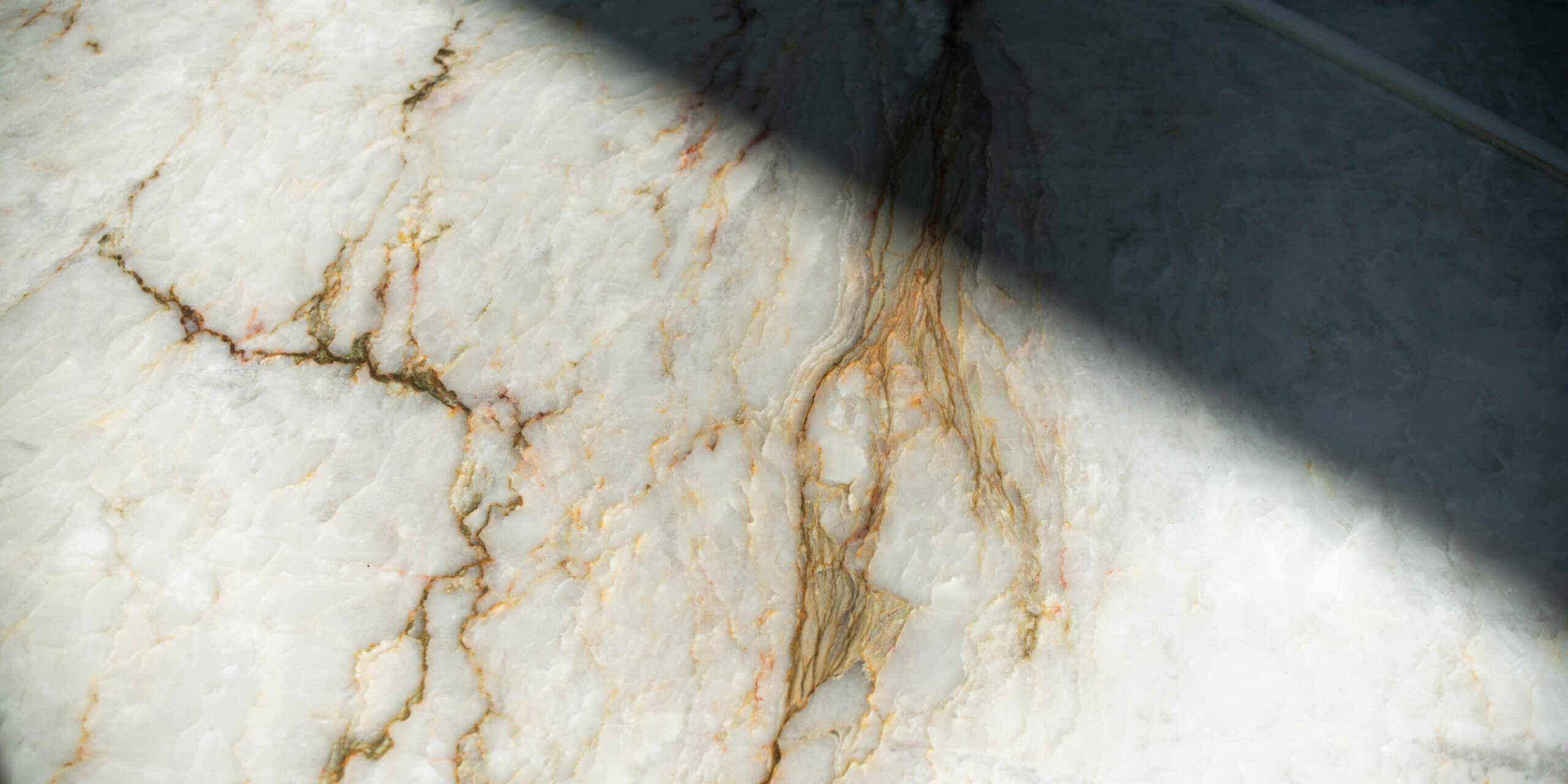 Macro view of Japandi Crystal surface showing the intricate crystalline structure and rust-colored veining.